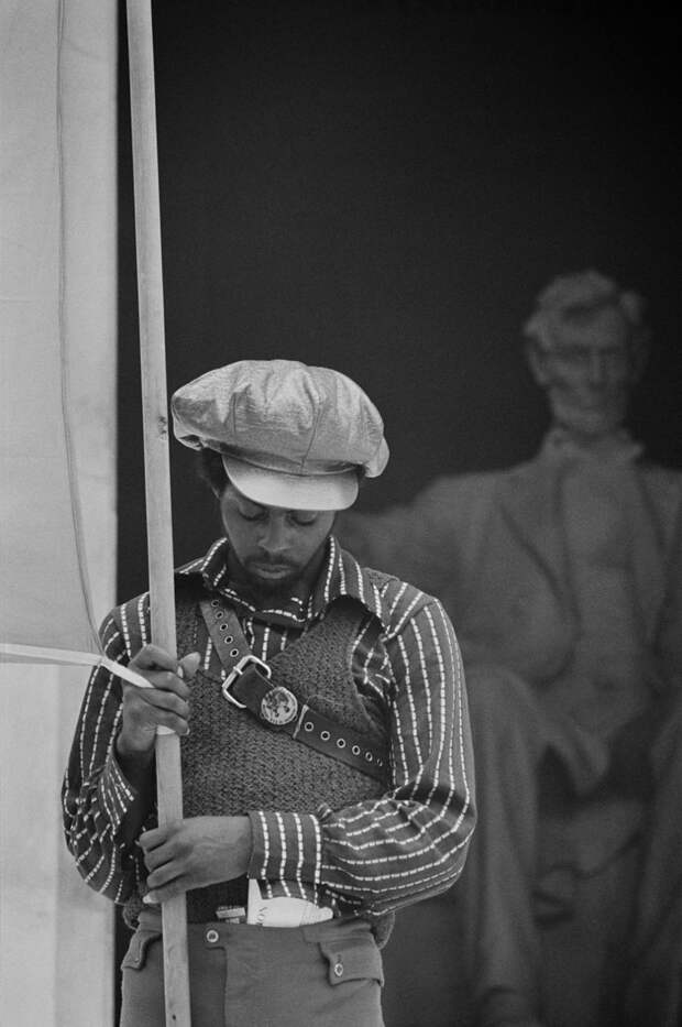 Фото 8. Активист «Чёрных пантер» у мемориала Линкольну. 19 июня 1970 года.jpg