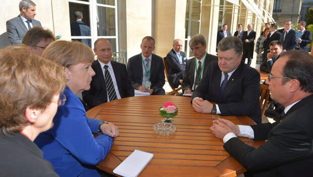 Президент России Владимир Путин, президент Украины Петр Порошенко, президент Франции Франсуа Олланд и канцлер Германии Ангела Меркель во время неформальной встречи в Париже