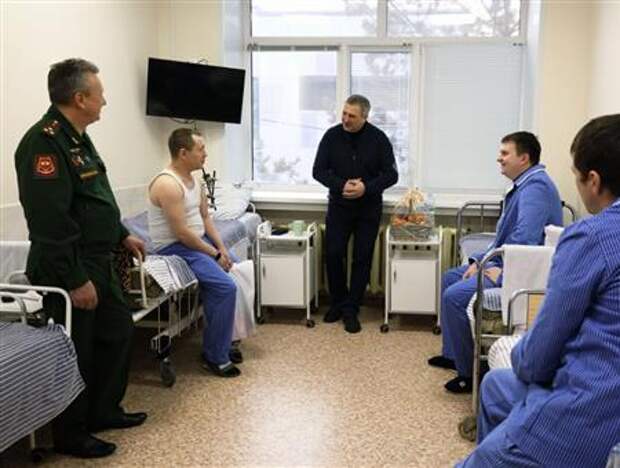 Мэр Самары поздравил с Днем защитника Отечества участников СВО, проходящих лечение в госпитале