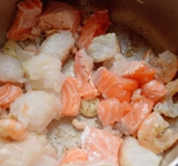 Затем добавьте рыбу и остальные морепродукты.	