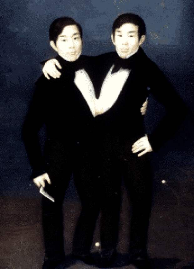 Братья Чанг и Энг во времена выступлений в цирковом шоу.