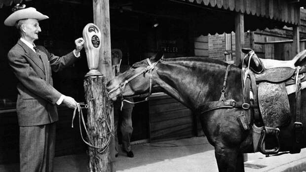 Бизнесмен Вильям Боубер "паркует" лошадь, 22 апреля 1958, Даллас, США