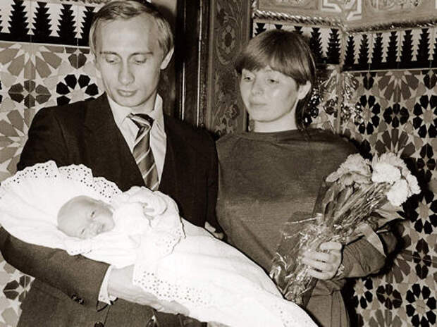 ВЛАДИМИР ПУТИН СО СВОЕЙ ТОГДАШНЕЙ СУПРУГОЙ ЛЮДМИЛОЙ И ДОЧЕРЬЮ МАШЕЙ, В 1985 ГОДУ ВЛАДИМИР ПУТИН СО СВОЕЙ ТОГДАШНЕЙ СУПРУГОЙ ЛЮДМИЛОЙ И ДОЧЕРЬЮ МАШЕЙ, В 1985 ГОДУ