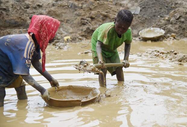 Маленькие рабы на добыче золота в ЦАР | Фото: AFP