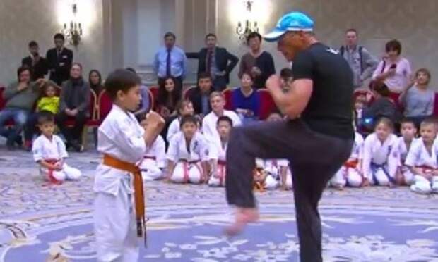 Алматинские каратисты отработали удары на Жан-Клоде Ван Дамме
