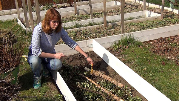 заполнение теплой грядки ветками и листвой