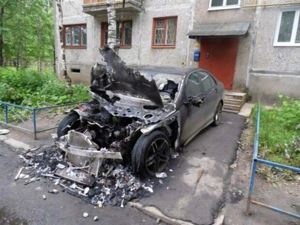 Совсем озверевшие личности за неправильную парковку могут даже сжечь машину. автоместь, вандализм, парковка