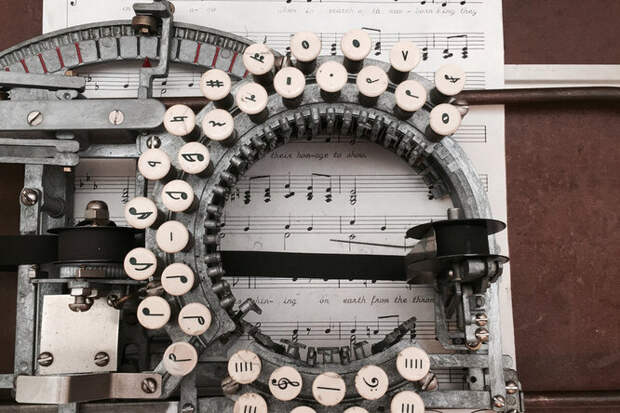 Как работает печатная машинка для нот