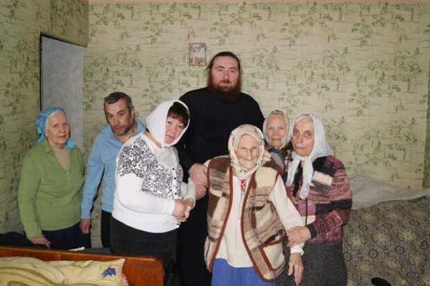 Монахи Киево-Печерской Лавры соборовали 103-летнюю прихожанку