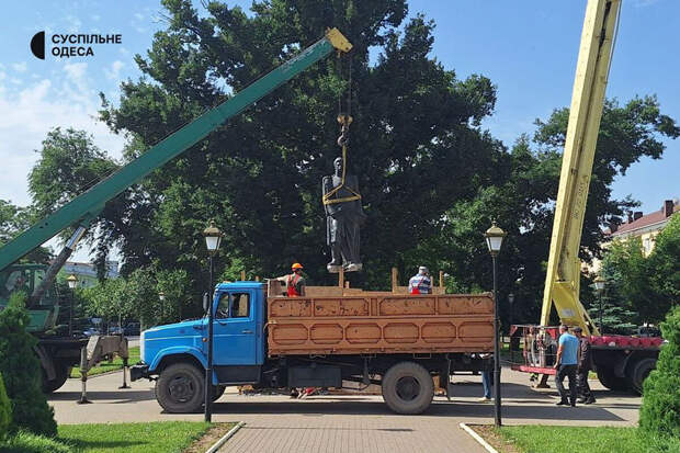 В Измаиле демонтировали памятник бывшему градоначальнику генералу Тучкову
