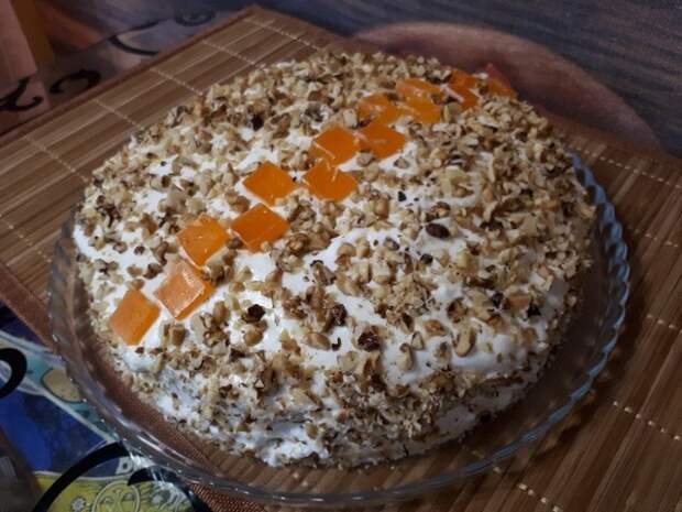 Фото к рецепту: Морковный торт со сметанным кремом