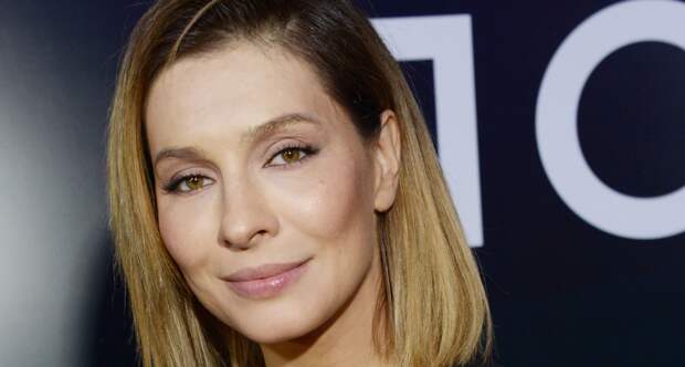 Актриса Елена Подкаминская снялась в облегающем мини-платье