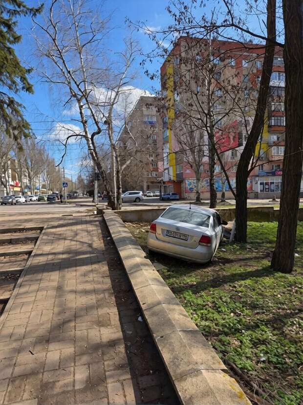 Брошенный автомобиль после ДТП в парке им. Джарты в Макеевке https://t.me/webmoney_dn/318151