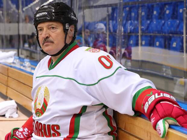 Лукашенко рассекли лицо во время хоккейного матча (видео)