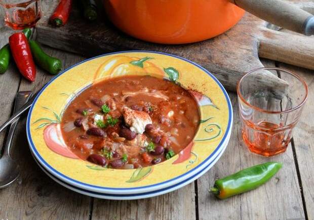 Мексиканский томатный суп с чили и фасолью
