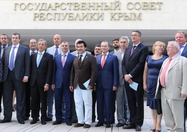 Председатель комитета Госдумы РФ по делам СНГ, евразийской интеграции и связям с соотечественниками Леонид Слуцкий (второй слева), Тьерри Мариани (четвертый слева), Владимир Константинов (шестой слева) и депутат французского парламента Николя Дюик (седьмой слева) во время совместного фотографирования у здания Госсовета Крыма