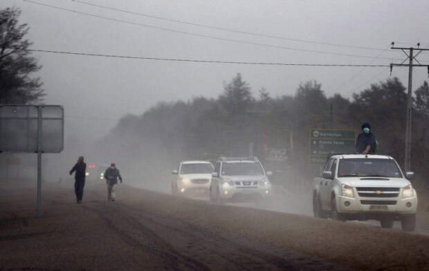 В Чили толстый слой вулканического пепла покрыл населенные пункты близ Кальбико, вулкан, чили