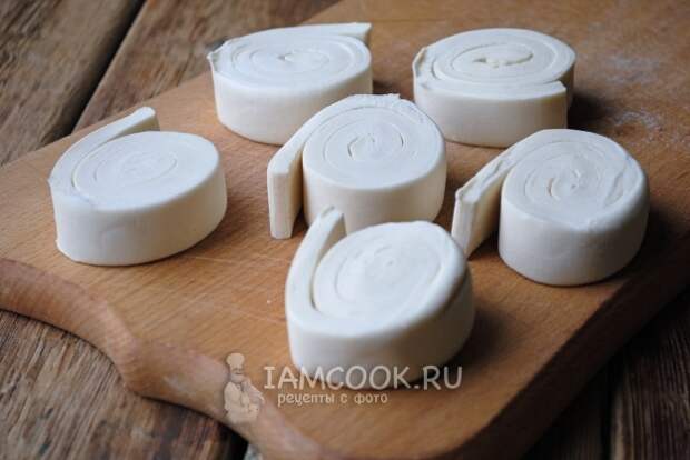 Порезать тесто на кусочки