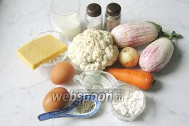 Для приготовления такой запеканки потребуются следующие продукты: белые баклажаны, цветная капуста, лук репчатый, морковь, подсолнечное масло, мука, молоко, сыр твёрдый, сухой базилик, соль и перец чёрный молотый.