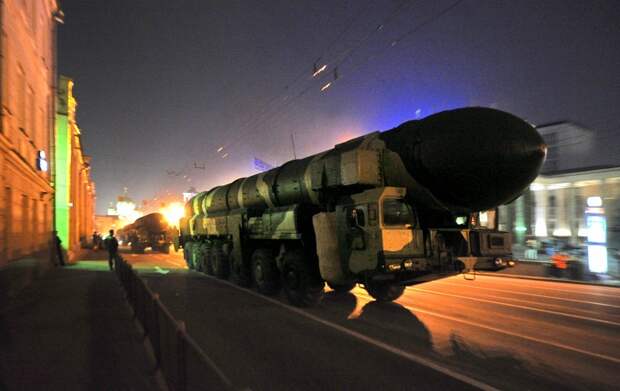 Подвижной ракетный комплекс "Тополь-М" на репетиции военного парада, посвященного Дню Победы, 2009 г.