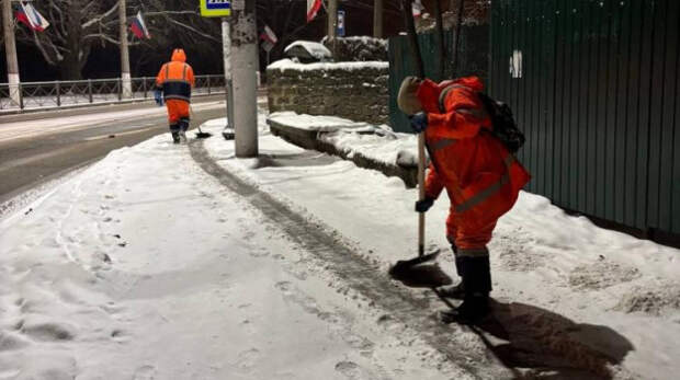 В Симферополе продолжают бороться с последствиями непогоды