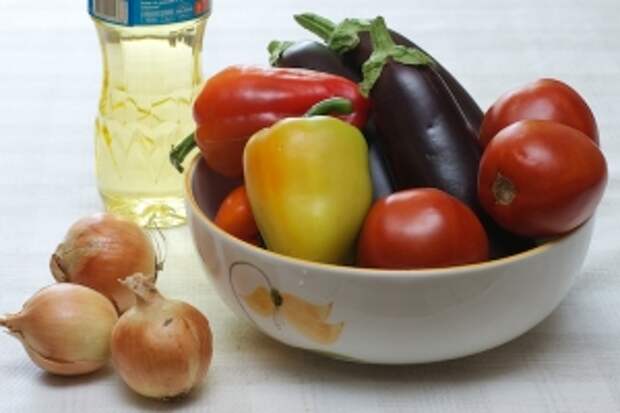 Для приготовления икры-салата возьмём средние баклажаны, хорошо спелые помидоры, разноцветные перцы, лук, растительное масло, уксус (7-9%) и специи.