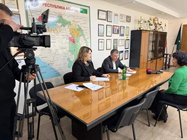 Жители Теучежского района обсудили насущные проблемы с сенатором Наролиным