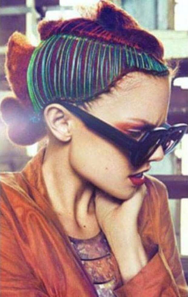 Странную вещь девочки. Женщина с мусорным пакетом. Необычные сумки. Футболка для девочек. Странную вещь девочки.