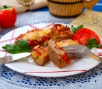 Отбивные из свинины запечённые с аджикой и помидорами