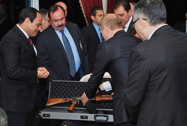 Путин дарит президенту Египта Абдель Фаттаху ас-Сиси раритетный автомат Калашникова