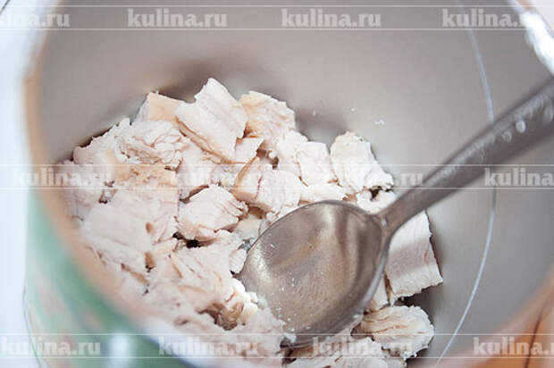 Салат выкладываем слоями: 1 слой - мясо птицы;