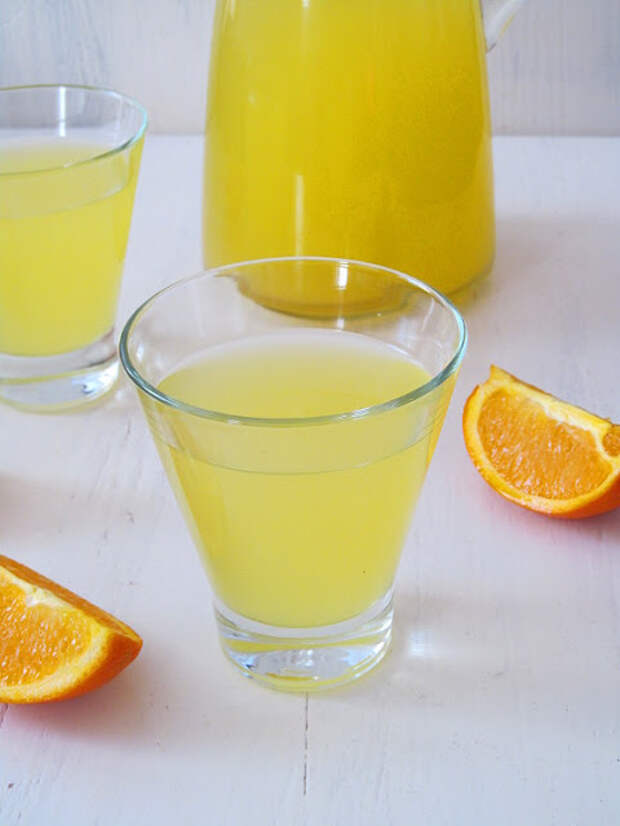 Сок из замороженных апельсинов в домашних условиях. Напиток из апельсинов. Лимонад из замороженных апельсинов. Сок из замороженных апельсинов. Замороженный сок апельсина.