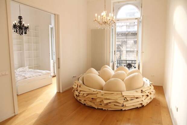 кровать в форме гигантского гнезда с подушками-яичками (4)