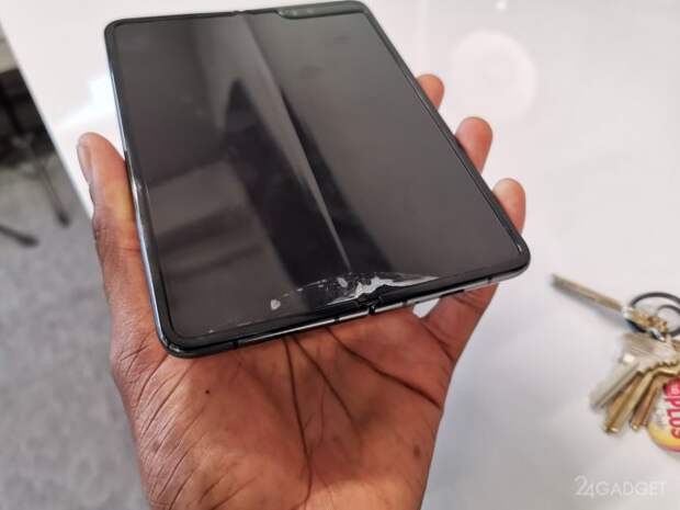 Названа причина поломки складных смартфонов Samsung Galaxy Fold (9 фото) Названа причина поломки складных смартфонов Samsung Galaxy Fold (9 фото)