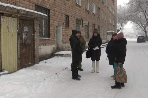 В российском городе пожаловались на паровую в подвалах и обледеневшие подъезды