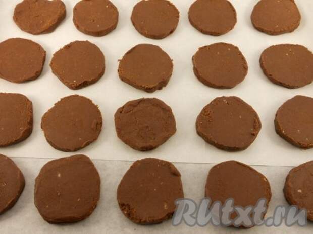 Выложить кружки на противень, застеленный пергаментом на расстоянии 2-3 см друг от друга.