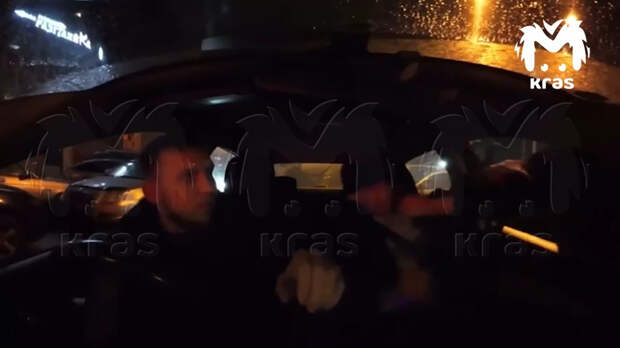 Россиянин разнес такси, избил сидящего в салоне пассажира и попал на видео