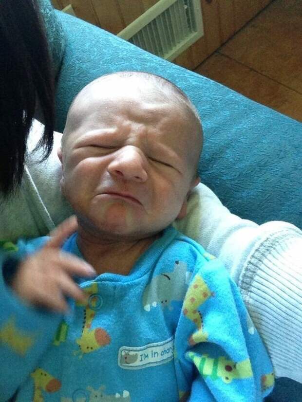младенцы с серьезными лицами