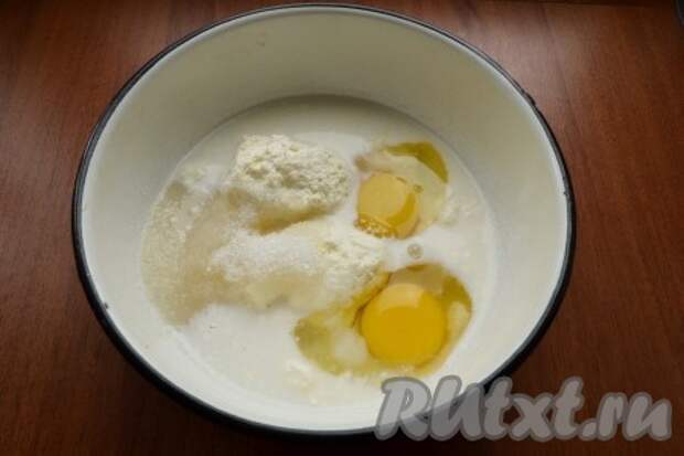 Сюда же добавить сырые яйца, соль и оставшийся сахар. 