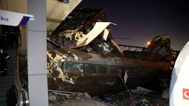 Сошедший с рельсов скоростной поезд в Анкаре врезался в другой поезд