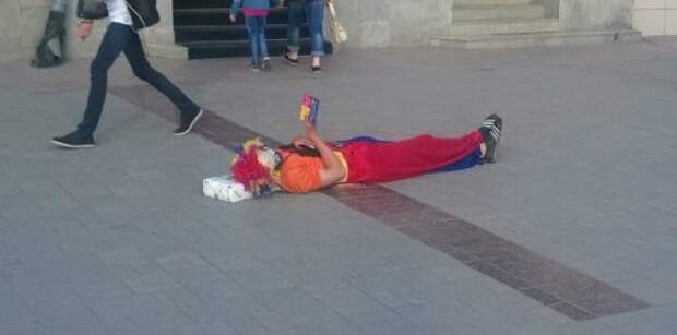 Трудовые будни промоутеров в прикольных картинках (24 шт)