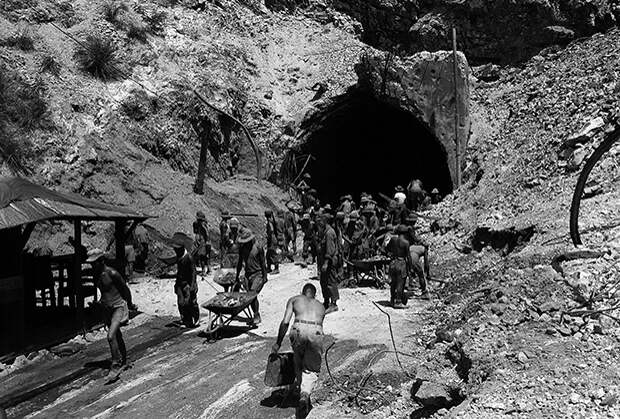 Японские военнопленные разбирают завалы в тоннеле на филиппинском острове Коррехидор