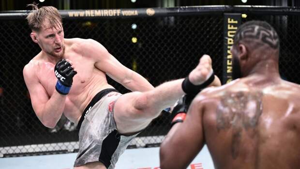 Волков проиграл Блейдсу на турнире UFC в Лас-Вегасе