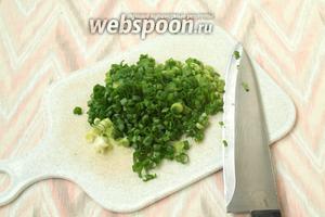 Зелёный лук также следует мелко нарезать.