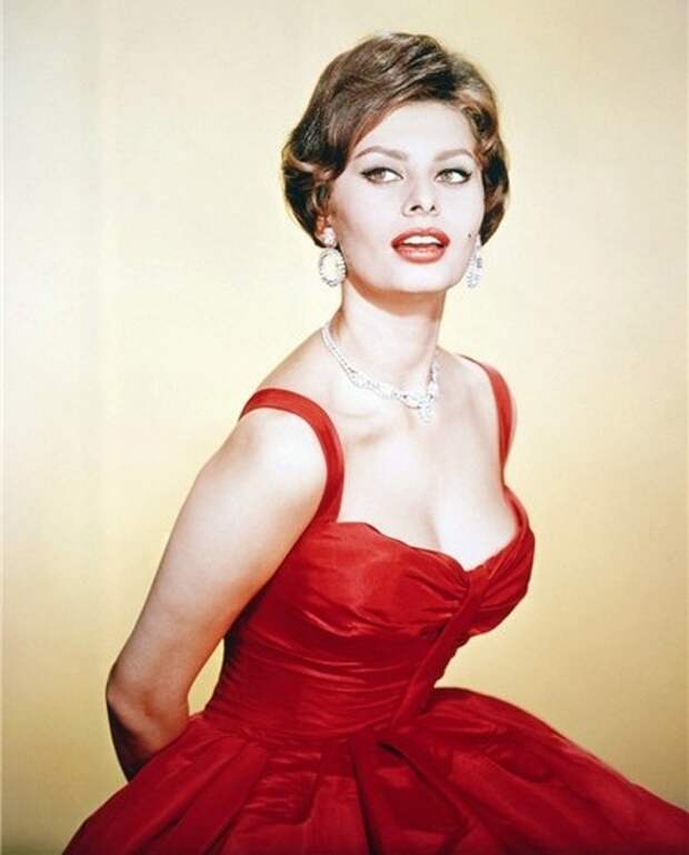 Женщина в красном платье