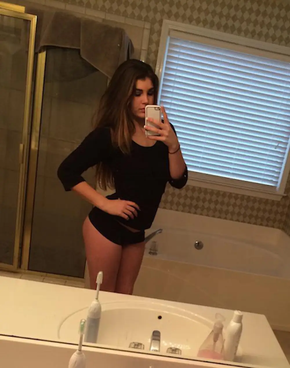 голая девушка перед зеркалом в ванной с фото фото 101