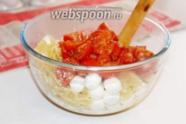 Добавить помидоры вместе с соком и маслом, перемешать. Приправить по вкусу.