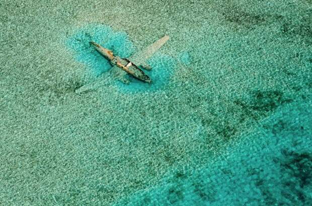 Затонувший самолет вблизи аэропорта Кей Норман, остров Экзумас. земля, красота, пейзаж, планета