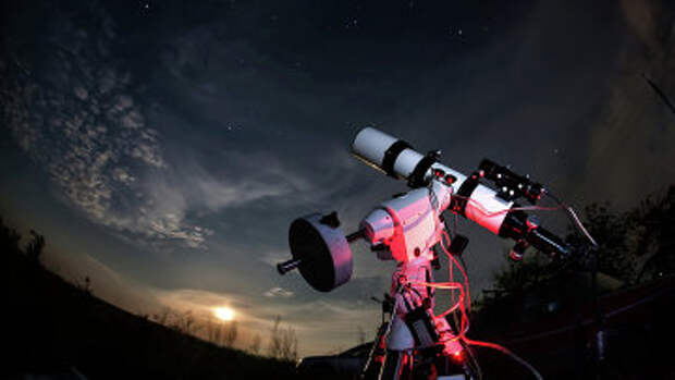 Телескоп на фоне звездного неба
