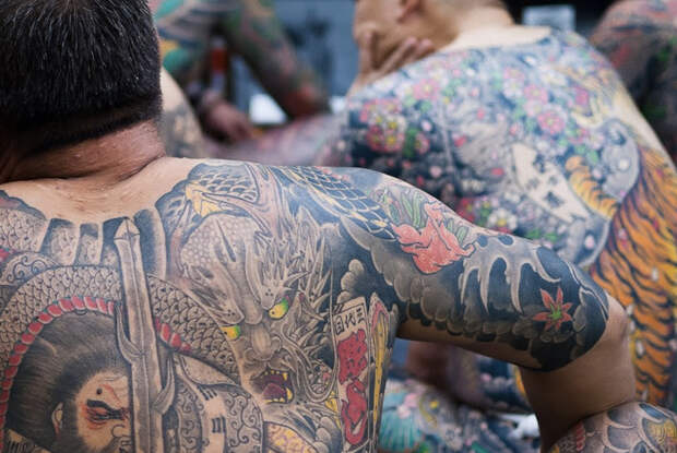 Иредзуми, Япония Татуировки служили определенным символом, обозначающим, например, социальный статус. Их наделяли духовным смыслом, наносили для украшения, но наибольшее распространение нательные рисунки получили среди преступников и у мафии Якудза. С 1868 по 1912 год японское правительство объявило татуировки незаконными. Легализовали их вновь лишь в 1948 году. Отличительной особенностью татуировки Иредзуми является то, что она покрывает большую часть тела. В наши традиционное японское тату набивается машинкой. Процесс нанесения всего рисунка может занимать до 5-6 лет.